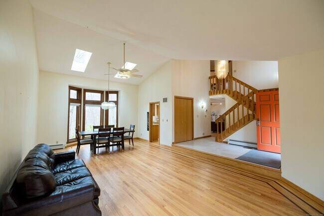 Building Photo - 18 Clifford Ave