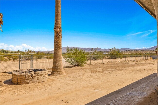 Building Photo - 2 Bedroom Home on 1.8 Acre Lot