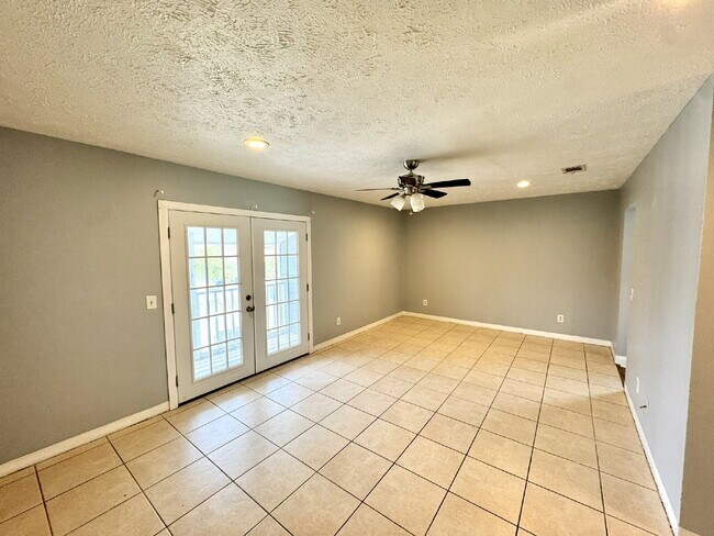 Building Photo - 2nd Floor - 2 Bedroom, 1 Bath in St. Andrews Area