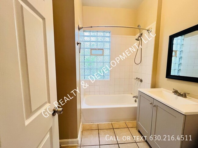 Building Photo - *** $1000 OFF RENT - 4 BEDROOM - 1 BTH / H...