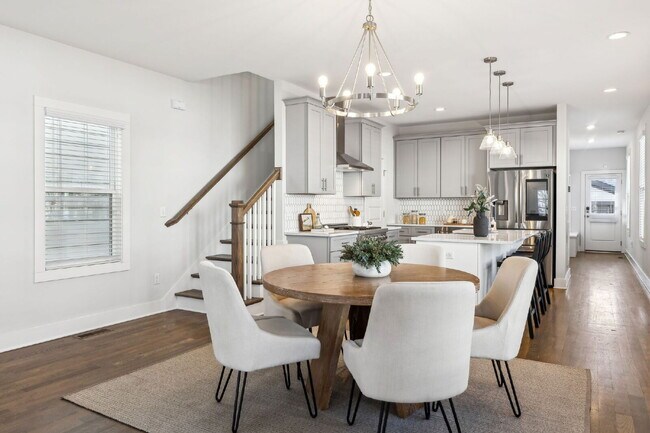 Building Photo - Grandeur in Germantown!