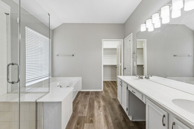 Building Photo - 3313 Heatherbrook Dr
