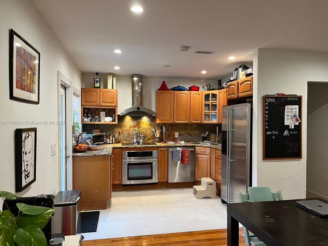 Building Photo - 409 Daroco Ave