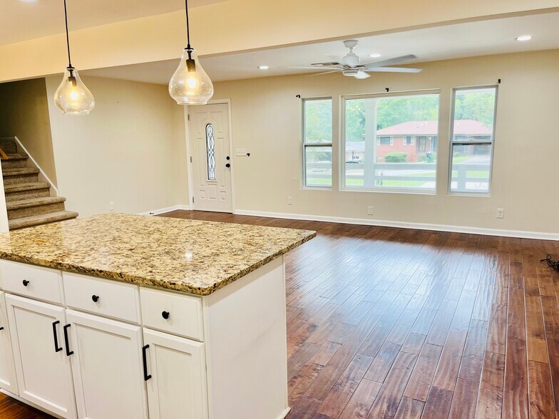 Building Photo - 2270 Miriam Ln