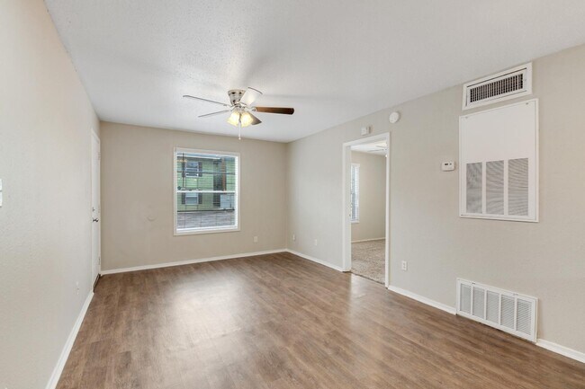 Building Photo - 1504 Broadmoor Dr