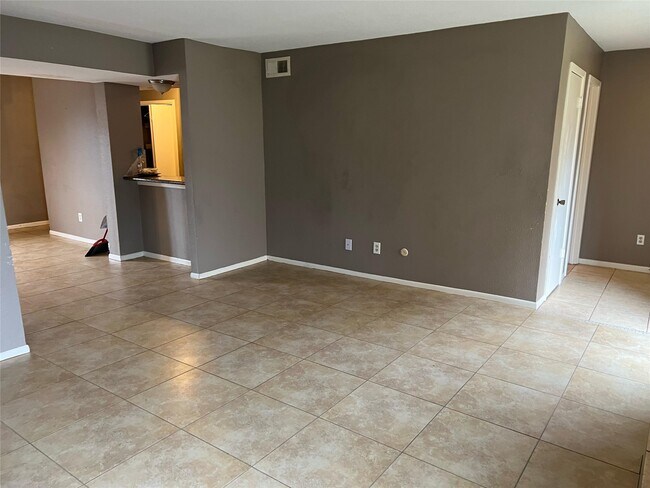 Building Photo - 84 W Park West Dr