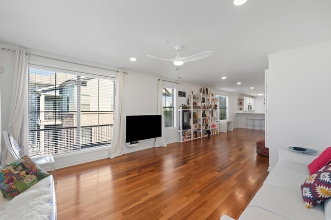 Building Photo - 380 Island Dr