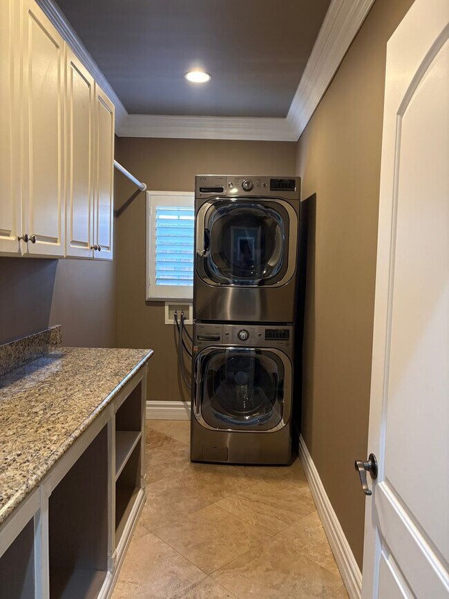 Building Photo - Spectacular-Remodeled 4-Bedroom Home with Pool, Spa, + 600 sqft Bonus Space in lovely Sylmar neig...