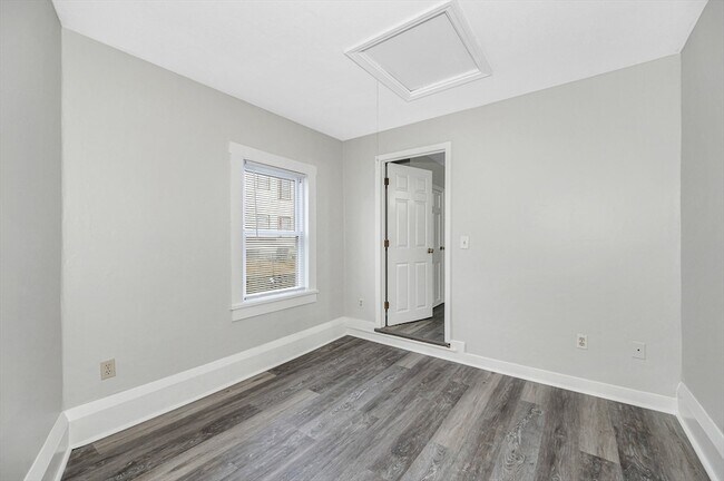 Building Photo - 98 School St