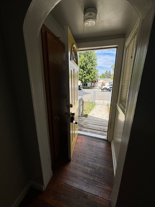 Building Photo - Charming 2-Bedroom Single Family Home