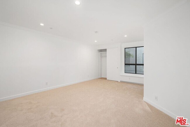 Building Photo - 656 N W Knoll Dr