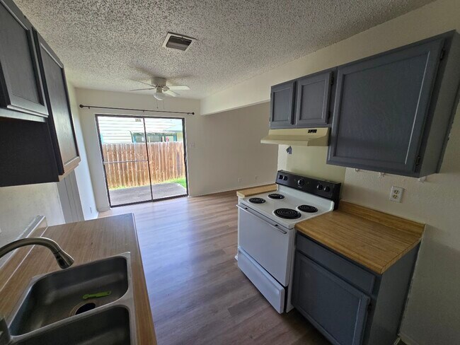 Building Photo - 7906 Falcon Ridge Dr