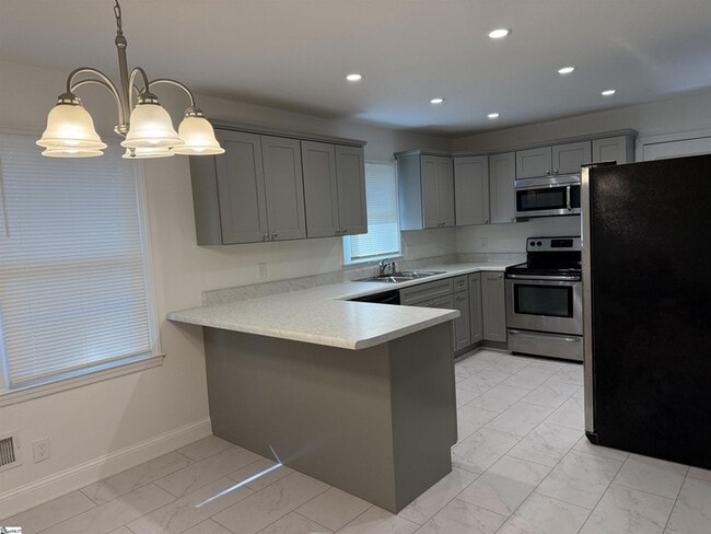 Building Photo - 320 Elaine Ave