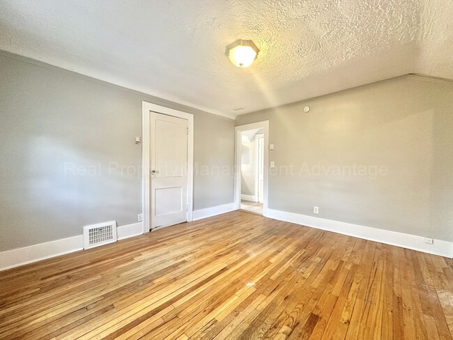 Building Photo - 541 Pearson St