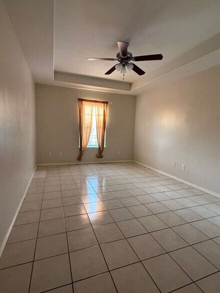 Building Photo - 2302 W Candlelight Ln