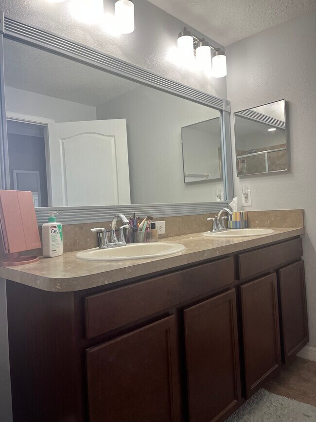 Building Photo - 2819 Lantern Hill Ave