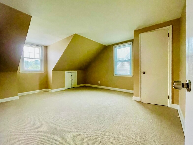 main bedroom - 806 Hall St