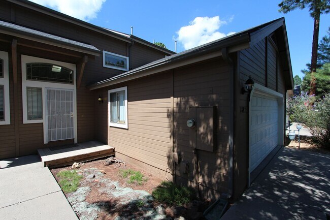 Building Photo - Spacious 3-Bedroom Townhouse with Main-Level Primary Suite