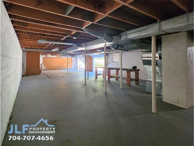 Building Photo - Sprawling 3 Bedroom/ 2.5 Bathroom Ranch in Charlotte!