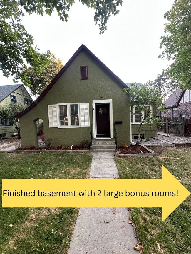 Building Photo - Renovated 3 bedroom with 2 large bonus rooms