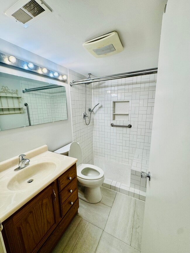 Building Photo - 3349 Beacon St