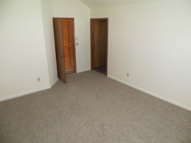 Building Photo - North Fresno Home, 3BR/2BA, Built 1989 - Lots of Amenities!