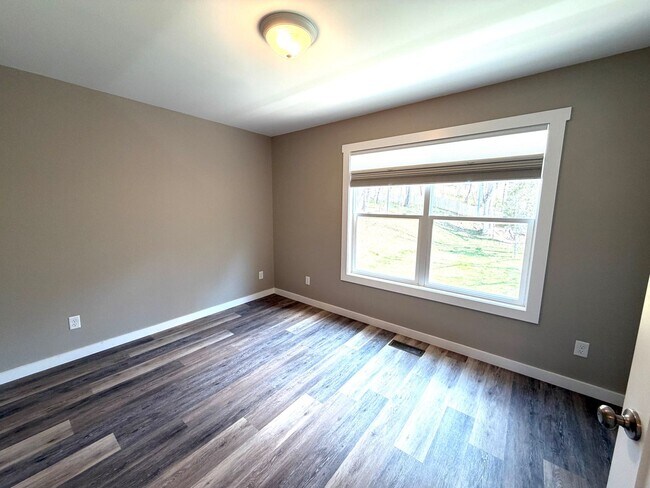 Building Photo - Leicester - Immaculate Three Bedroom with Huge Backyard