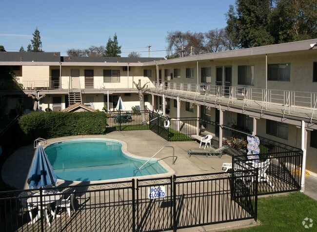 Pool - Aspen Court Apartments