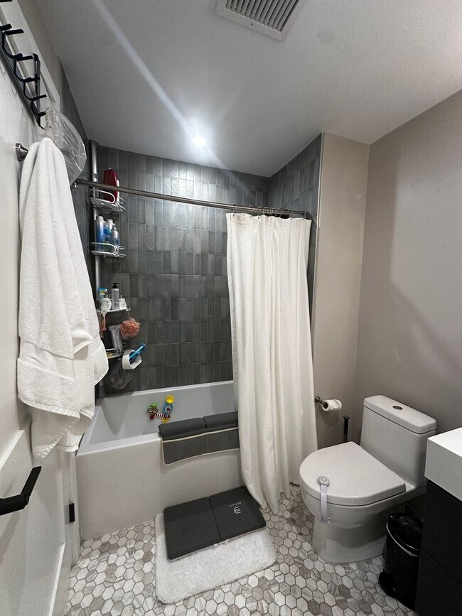 Building Photo - Spacious 2 Bed, 2 Bath Luxury Condo with Downtown Boston Views