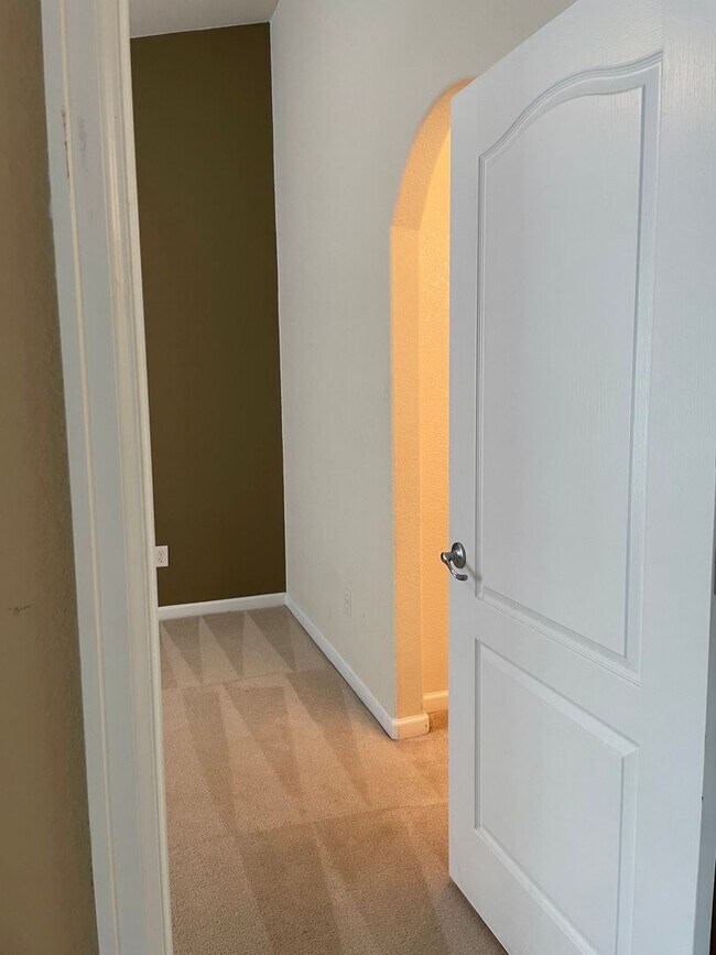 Building Photo - 2 bed/2 bath 2nd-floor condo in Lakeshores at Centerra.