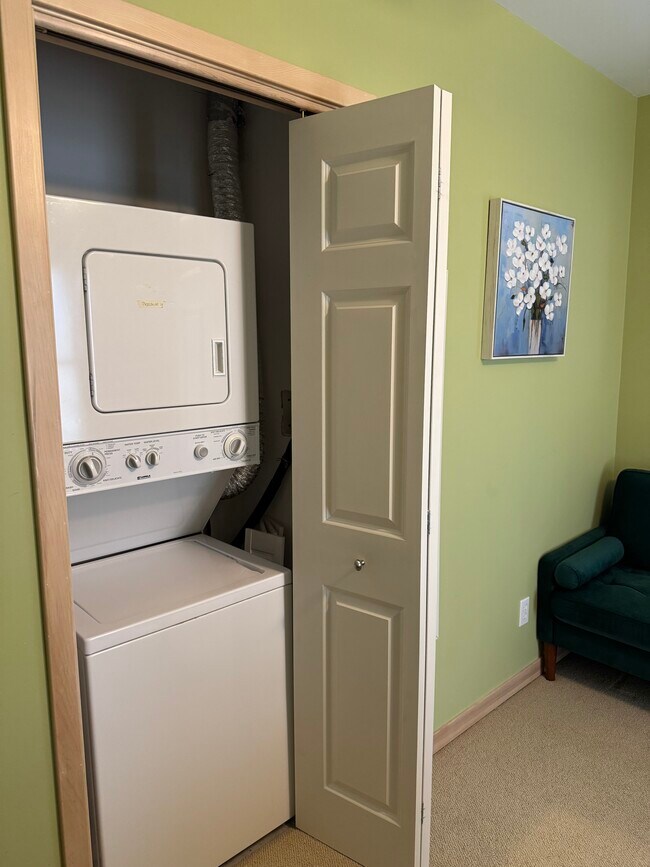 Building Photo - 98 W Center St