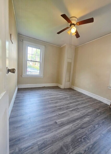 Building Photo - 23 Maple Pl
