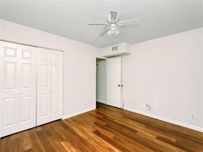 Building Photo - 4701 Martinique Dr