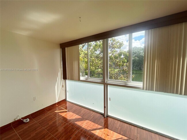 Building Photo - 1080 Del Lago Cir