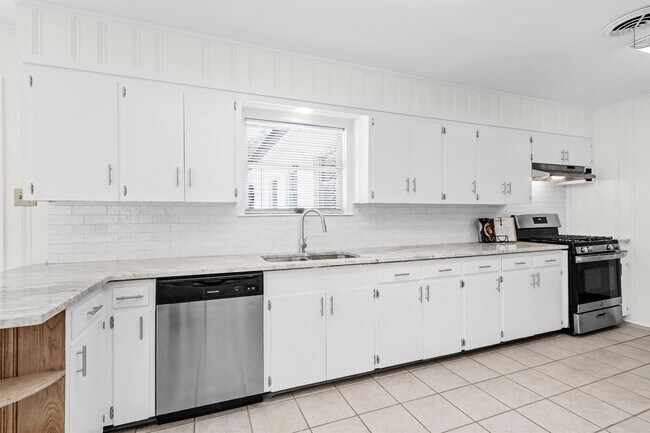Building Photo - 1510 N San Jacinto St
