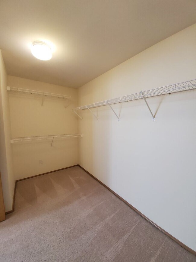 Building Photo - 4-Bedroom, 2.5-Bath located in Horn Rapids...