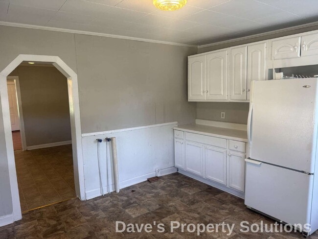 Building Photo - Refreshed and Move-In Ready