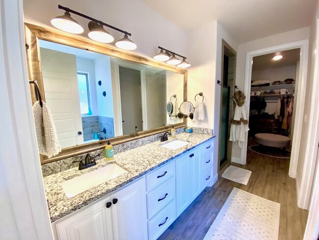 Building Photo - 1215 Desert Rose Dr