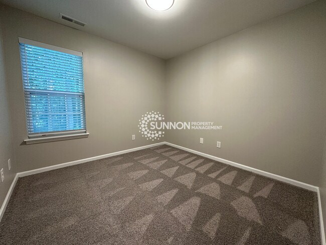 Building Photo - Newly Remodeled 5 Bed 2.5 Bath