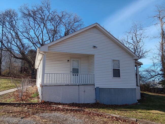 Building Photo - Christiansburg, 2 BR / 1 BA, Available Feb...