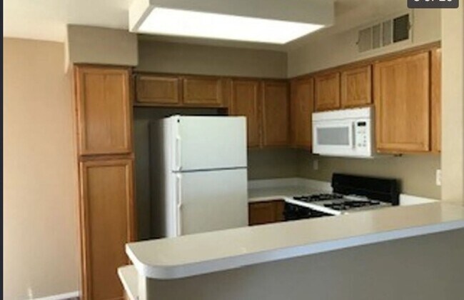 Building Photo - BEAUTIFUL SOUTHEAST 2 BEDROOM CONDO