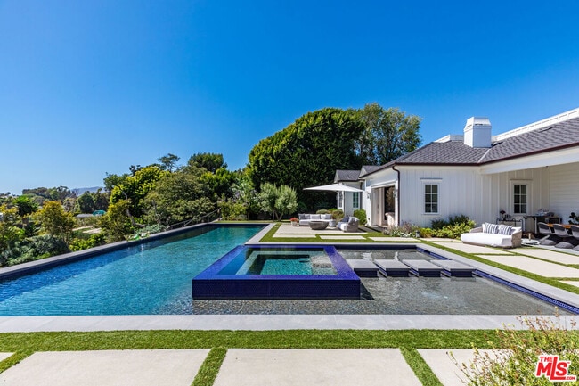 Building Photo - 6671 Dume Dr