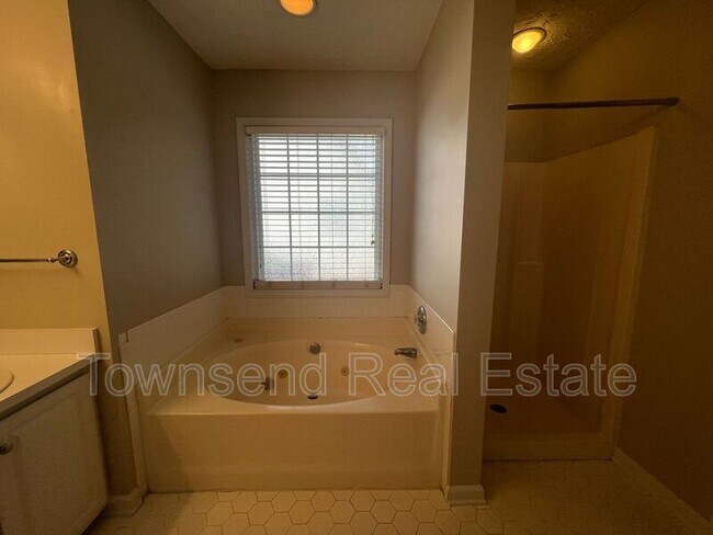 Building Photo - 3539 Harrisburg Dr