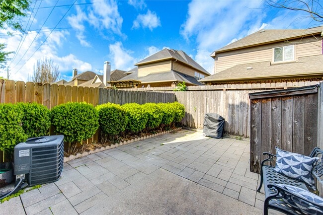 Building Photo - 2002 Gentryside Dr