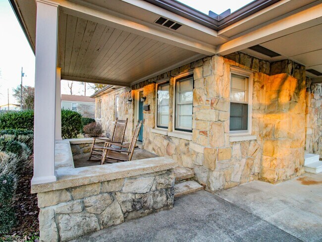 Building Photo - Lawn Care included! Downtown Athens! Walk to Athens State University!