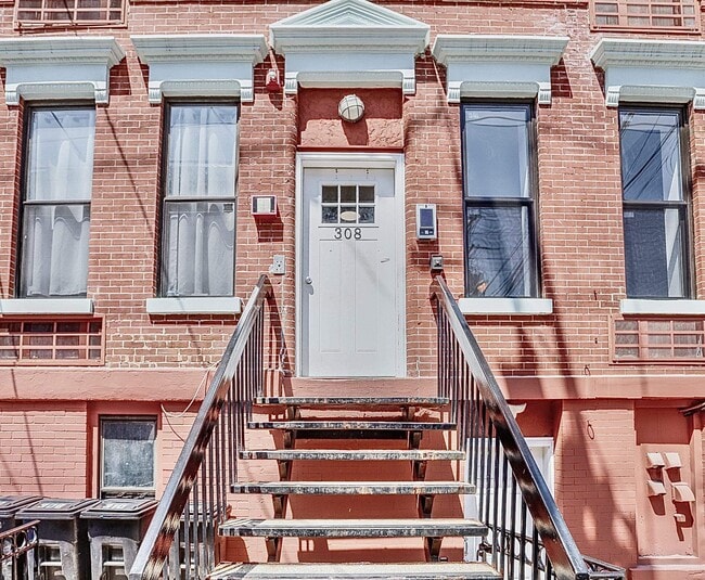 Building Photo - 308 Madison St