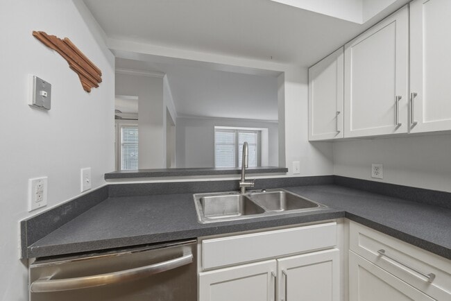 Building Photo - 1201 Westview Ln