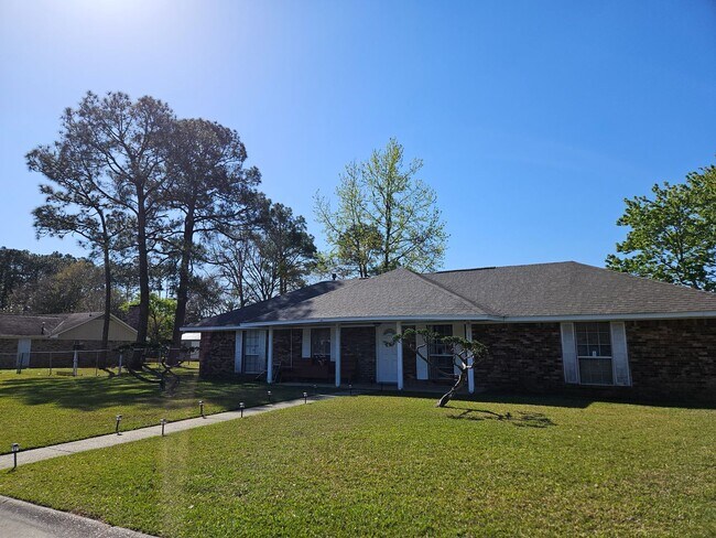 Building Photo - 3 BEDROOM