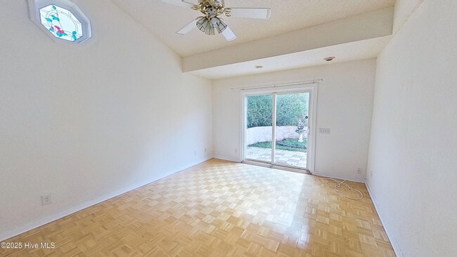 Building Photo - 303 Putnam Dr