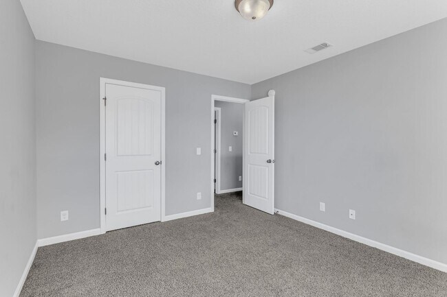 Building Photo - 4 bedroom 2.5 home located Huntington neighborhood close to Ft. Stewart